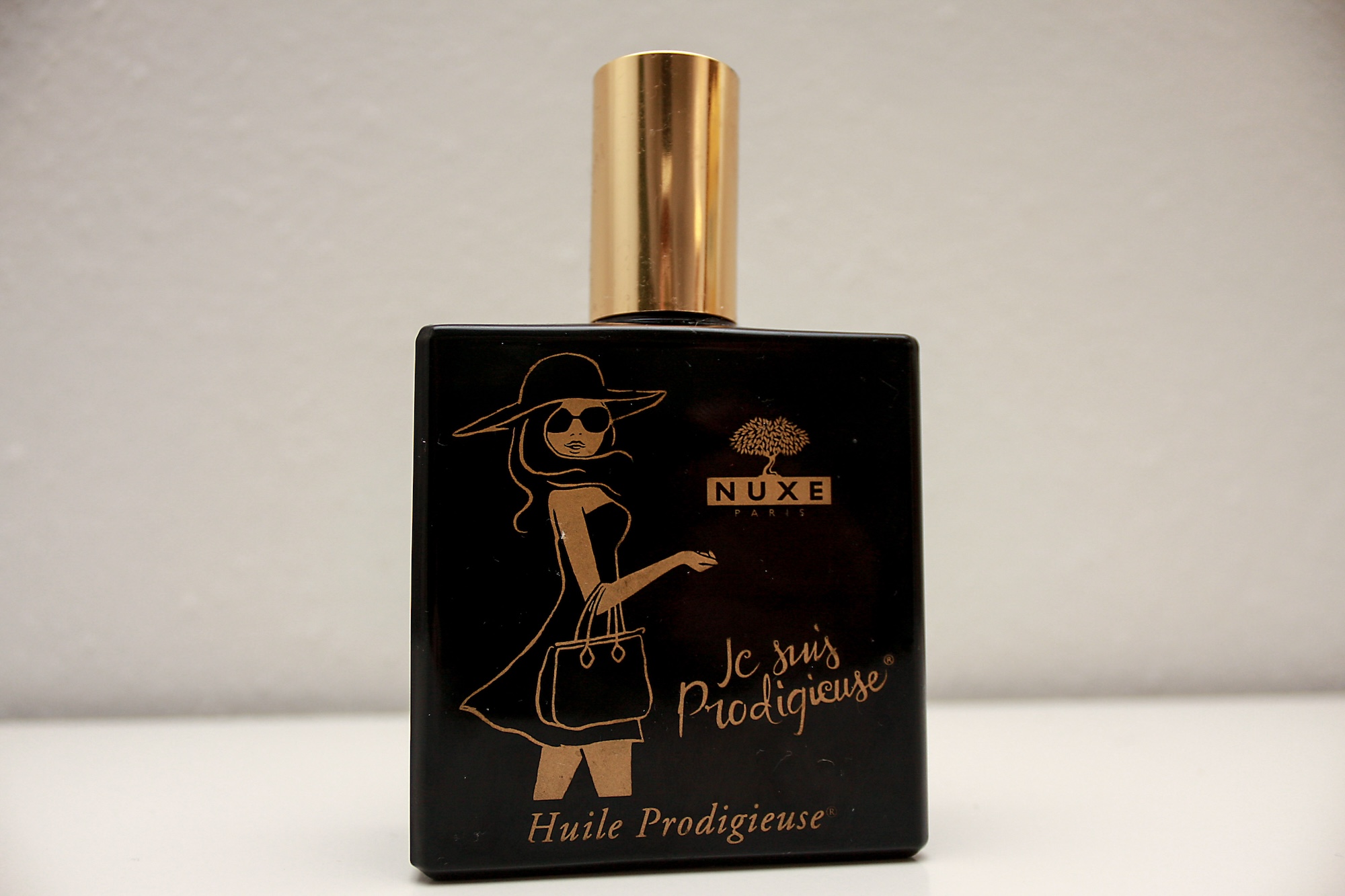 A bottle of Nuxe Huile Prodigieuse