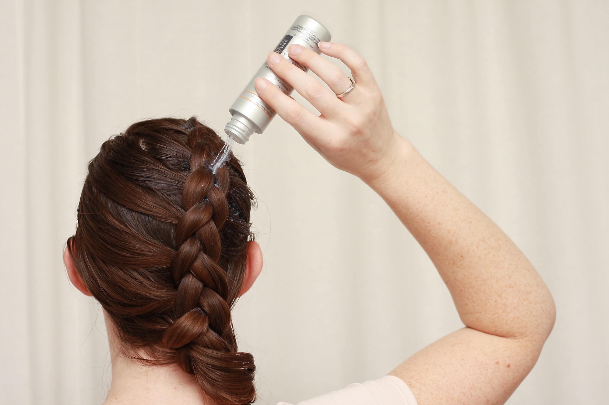 Alyssa shakes texture powder into her braid