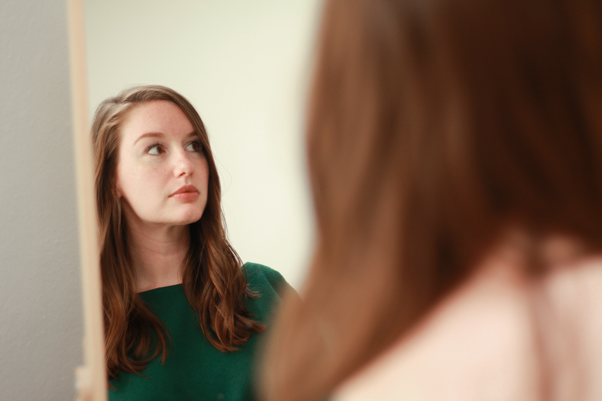 Alyssa wears her hair in loose waves and is seen in the mirror