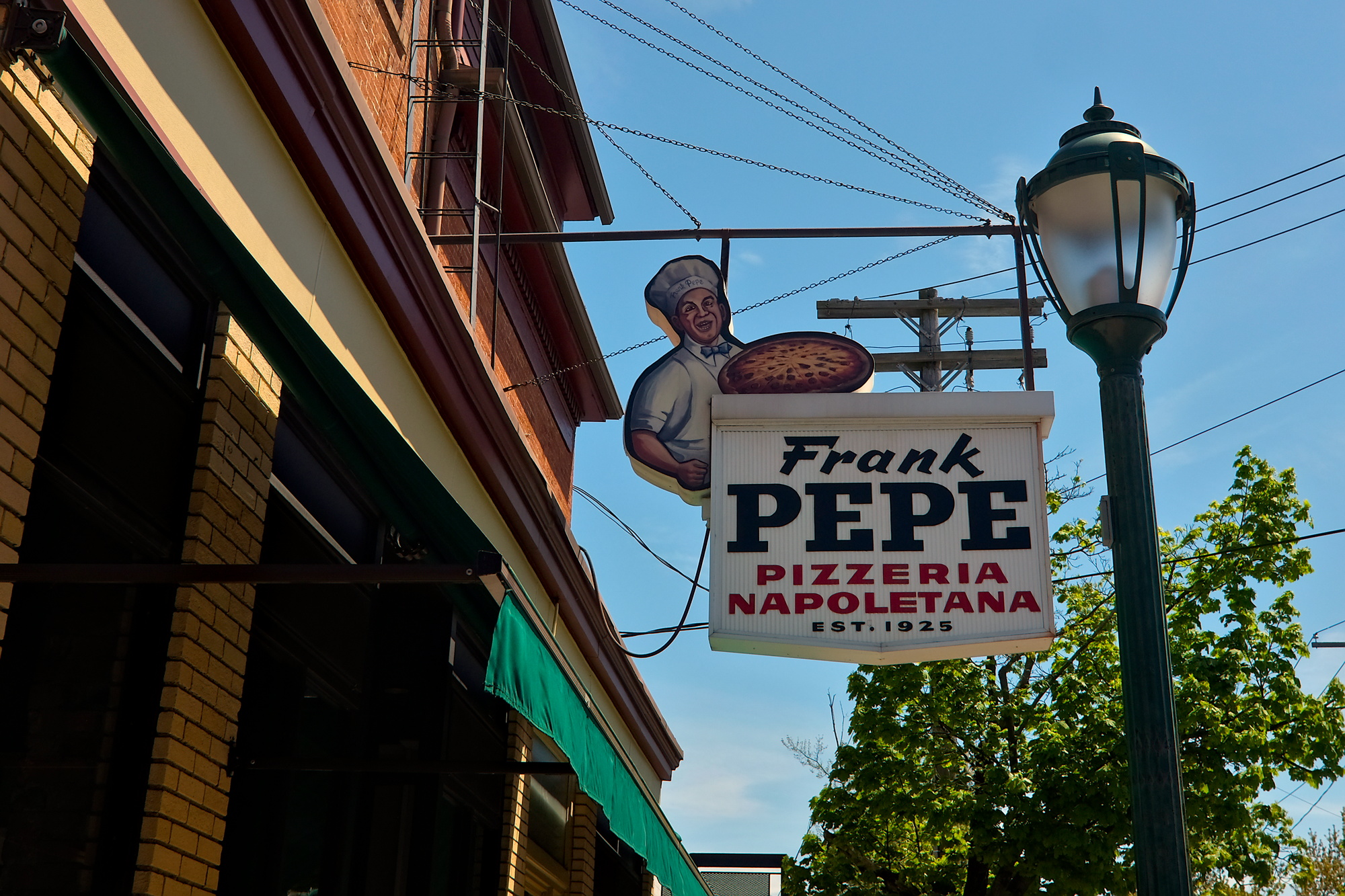 Exterior of Frank Pepe in New Haven