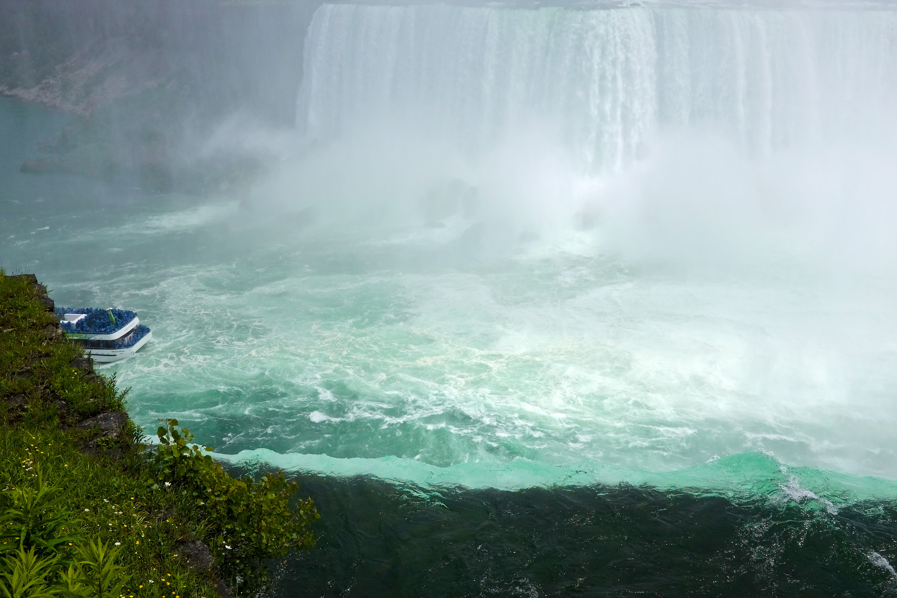 A Maid of the Mist boat sails toward Horseshoe Falls