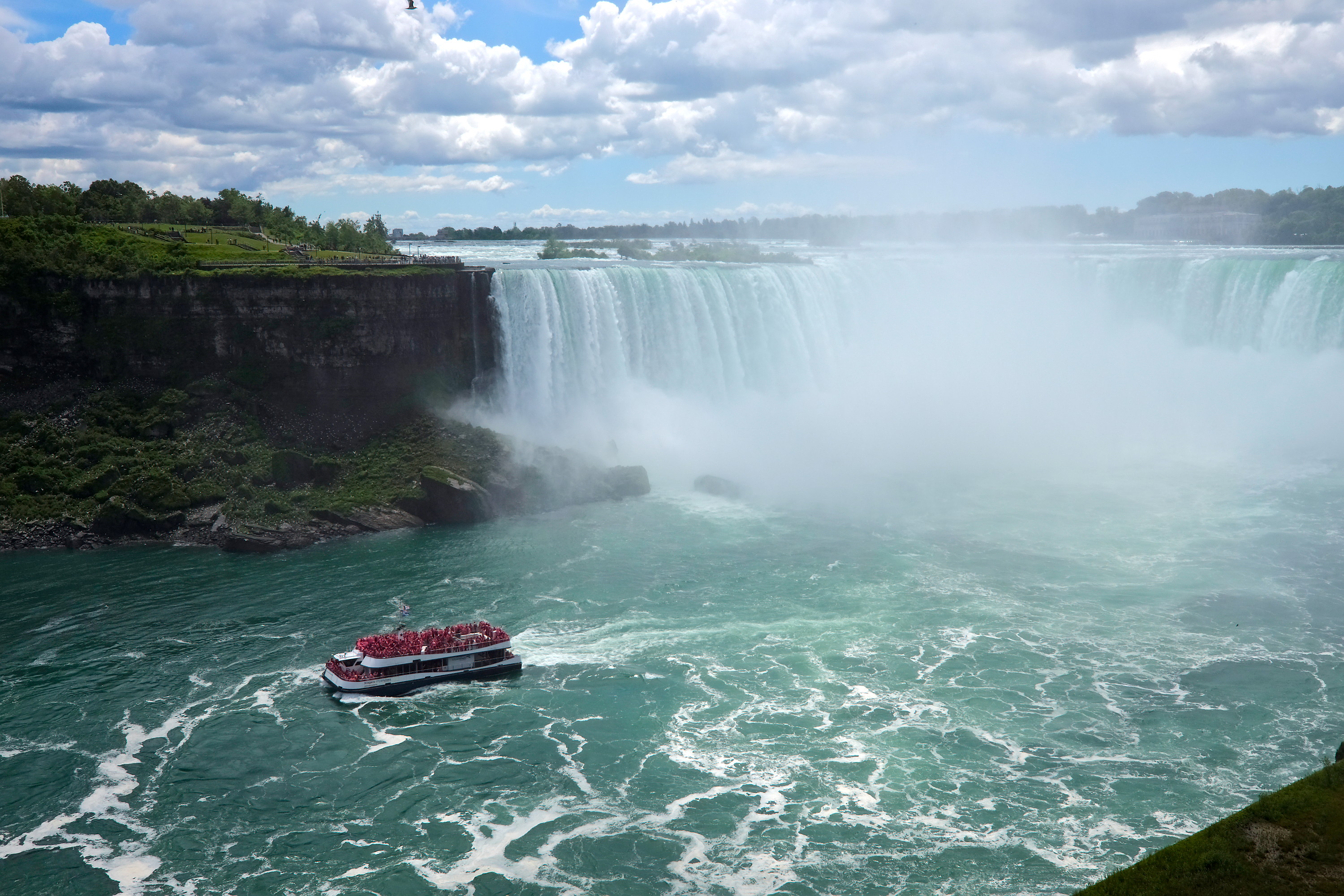 The Hornblower sails toward Horseshoe Falls