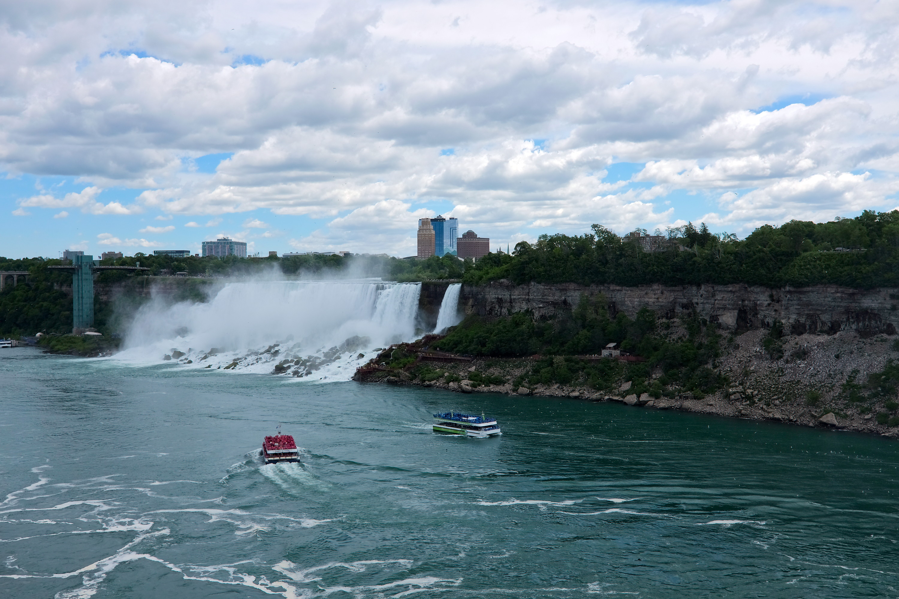 The Maid of the Mist and Hornblower sail parallel