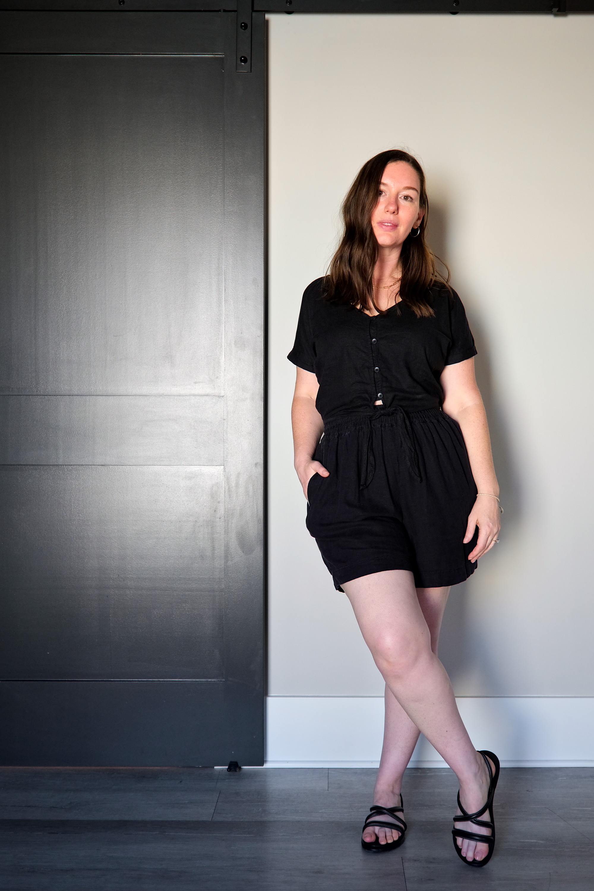 Alyssa wears the Juniper Linen Easy Pull-On Shorts