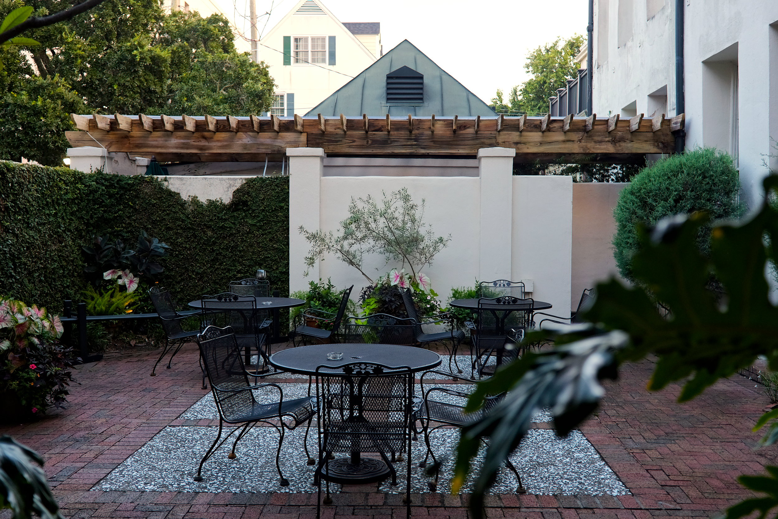 Exterior courtyard at Kings Courtyard Inn