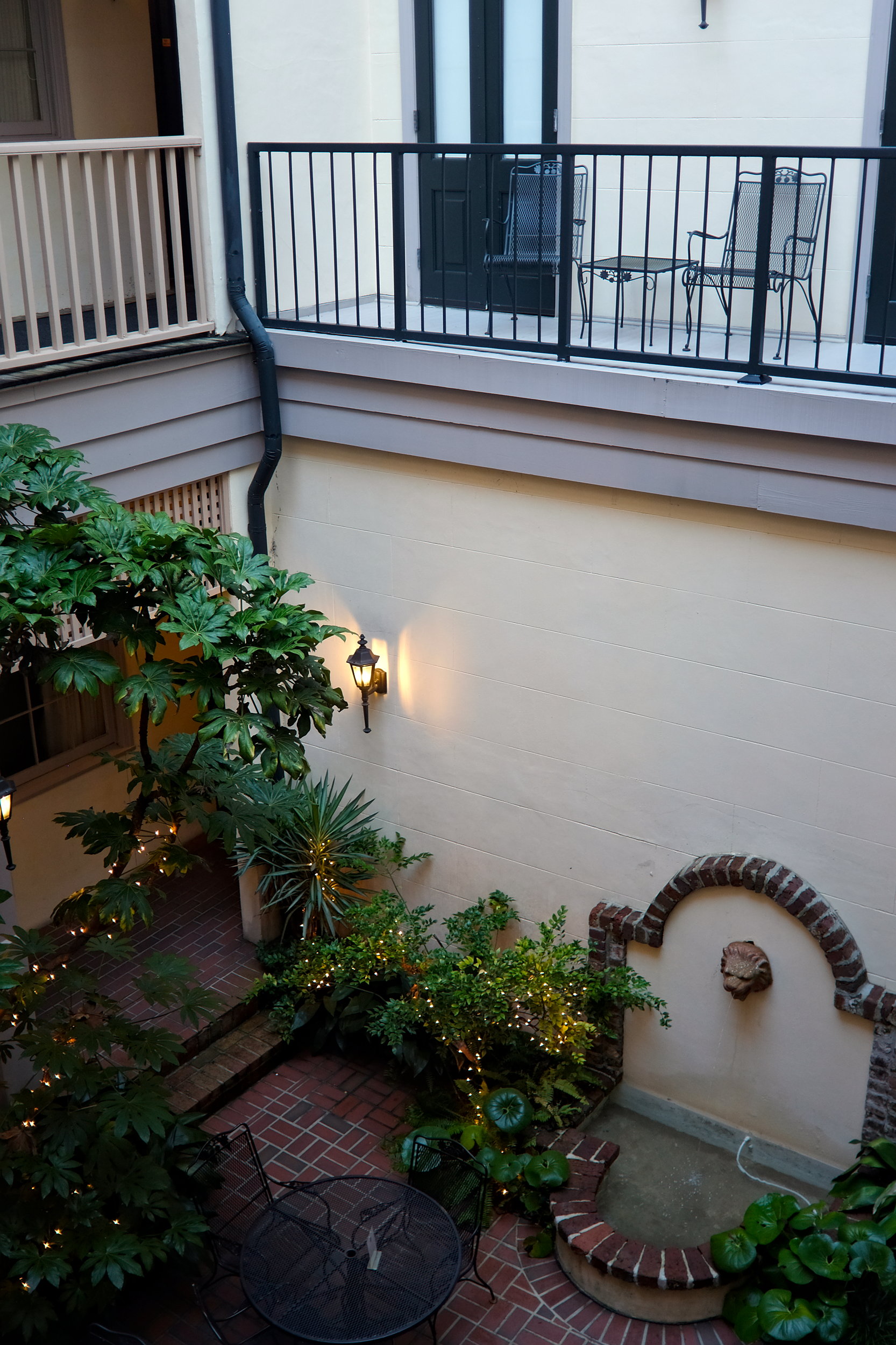 A room overlooks a courtyard at Kings Courtyard Inn