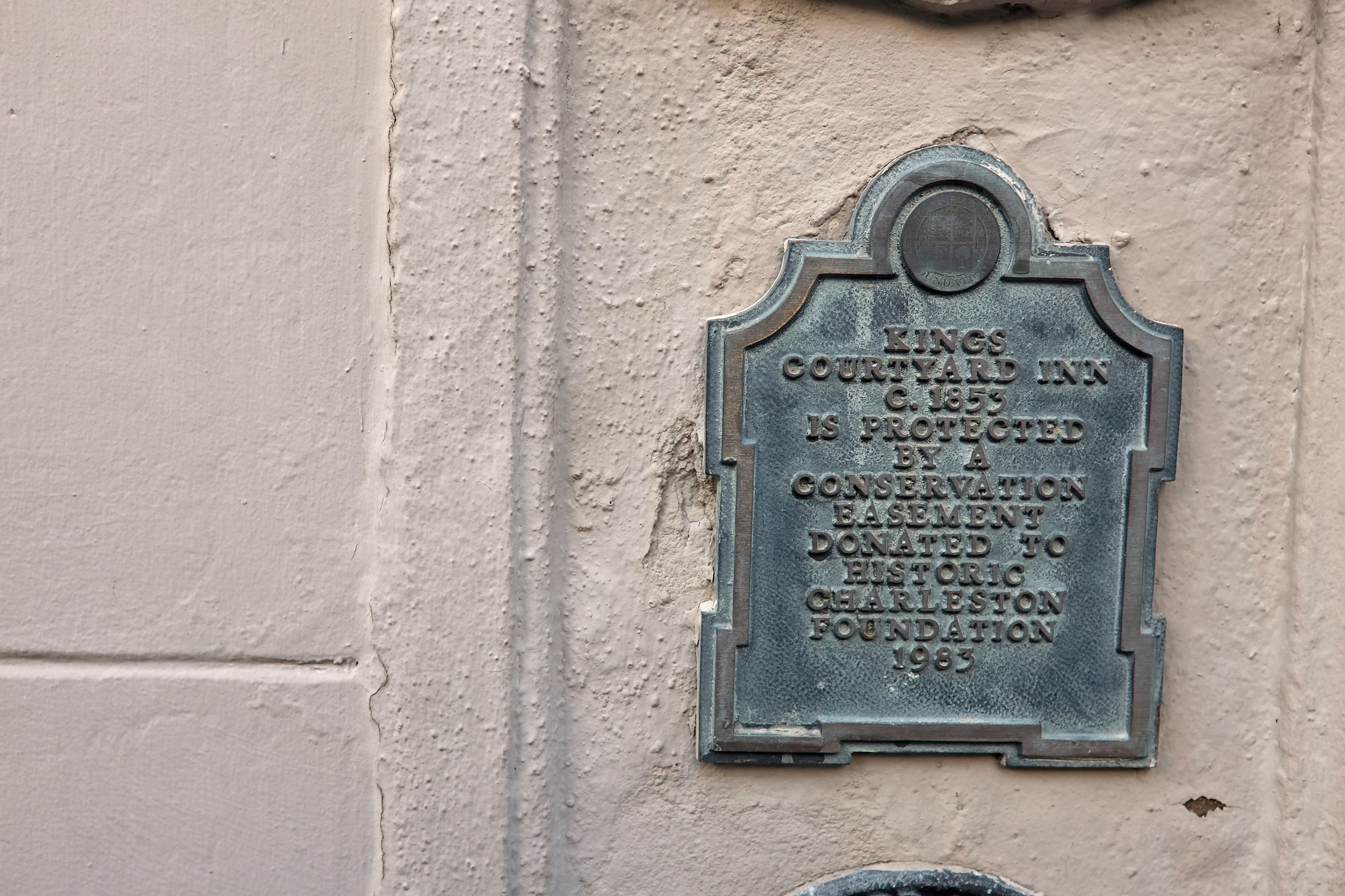 A placard stating that Kings Courtyard Inn c. 1853 is protected by a conservation easement