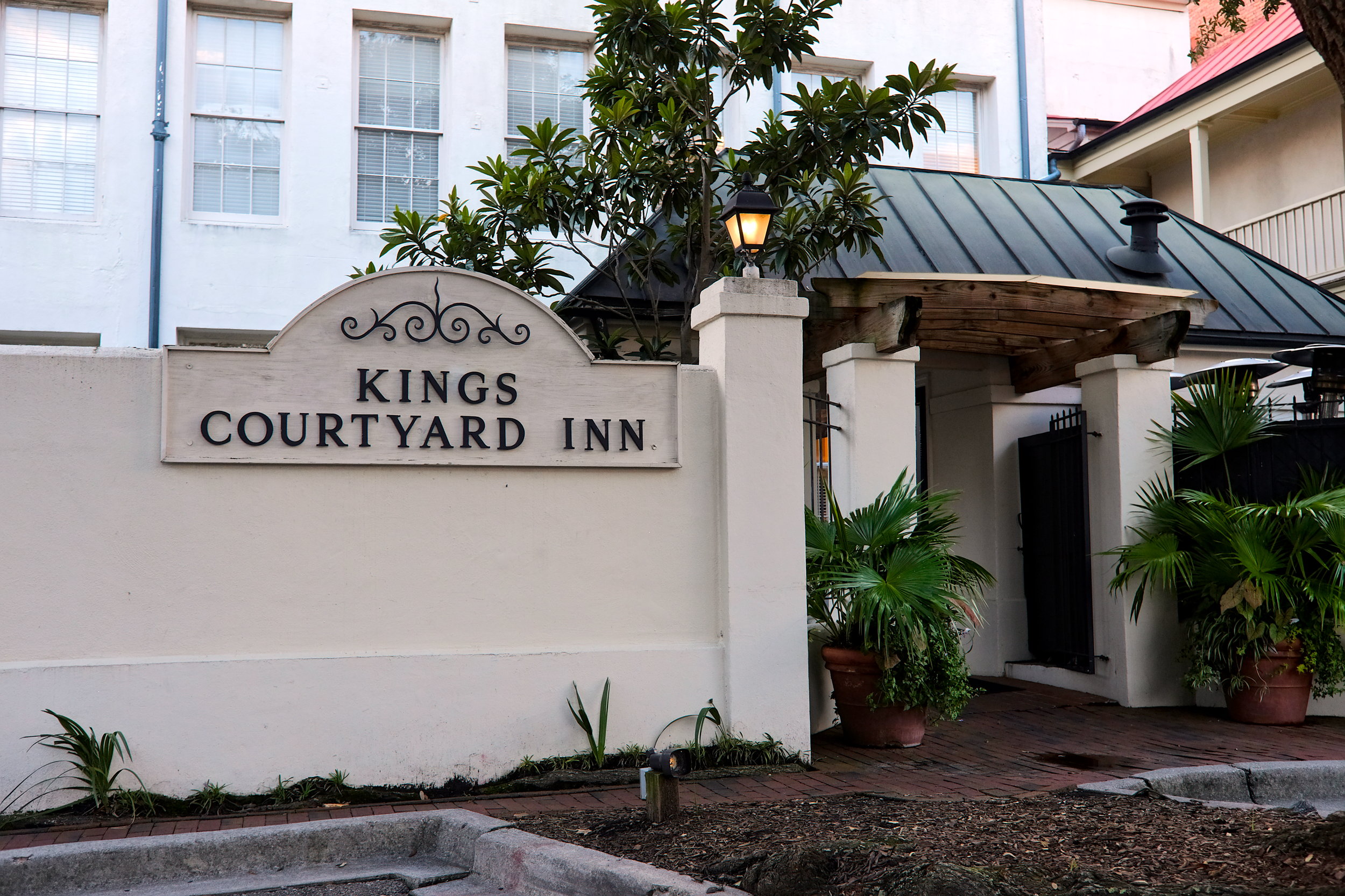 Entrance to King's Courtyard Inn from the parking lot