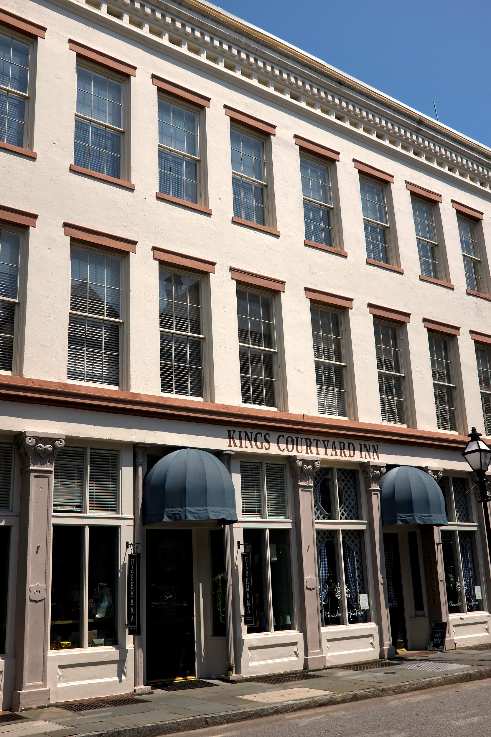 Exterior of Kings Courtyard Inn on King Street