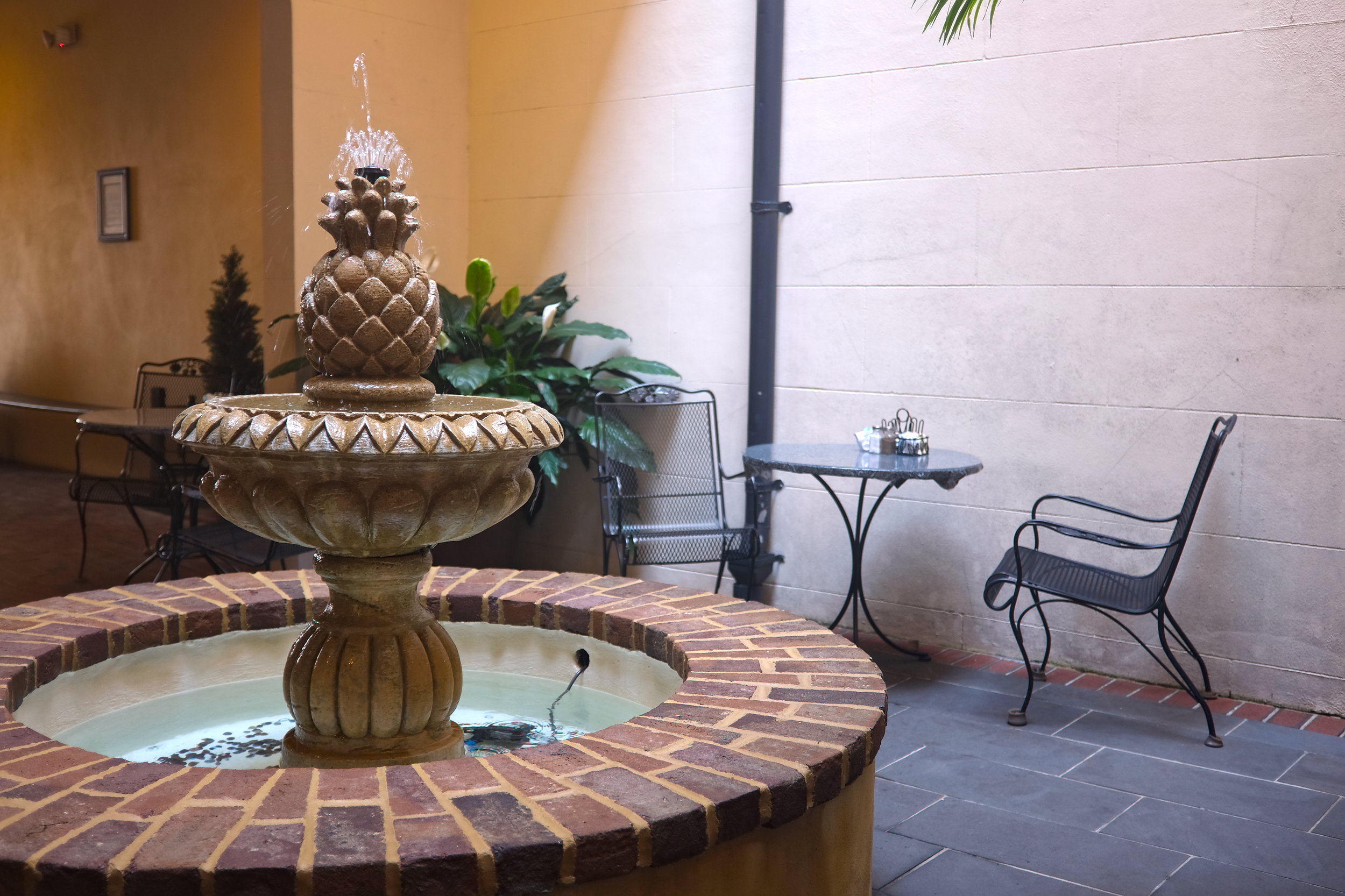 A small pineapple fountain at Kings Courtyard Inn