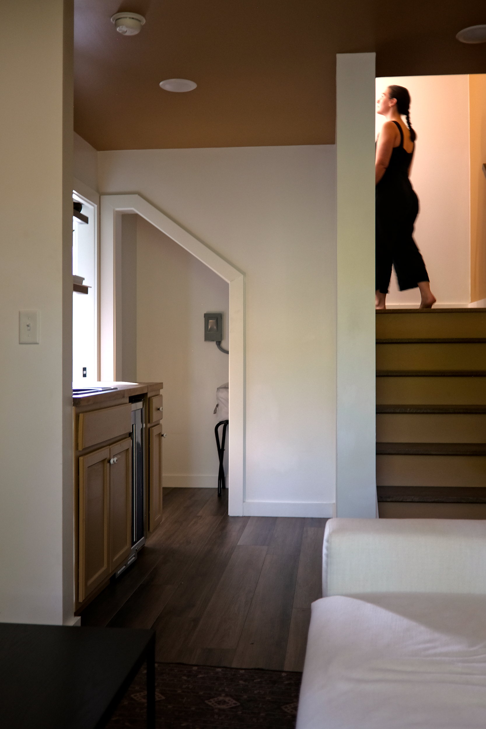 Alyssa walks up the stairs in the cabin