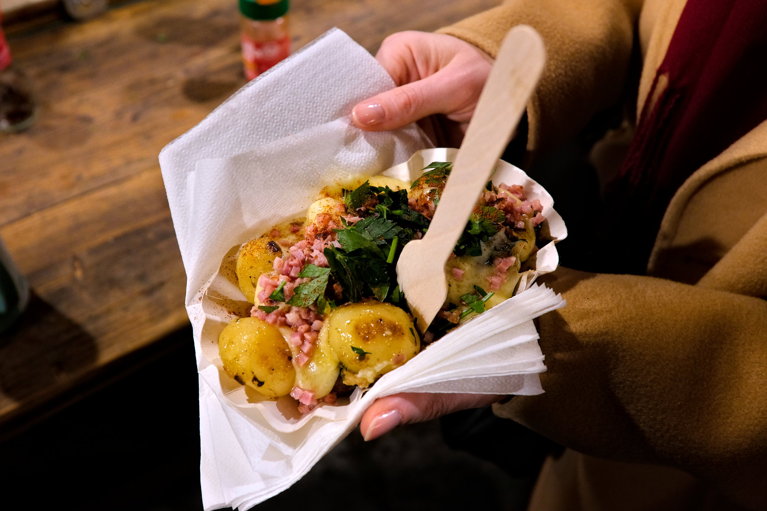 Enjoy hearty market fare like raclette at Weihnachtsmarkt Am Hof