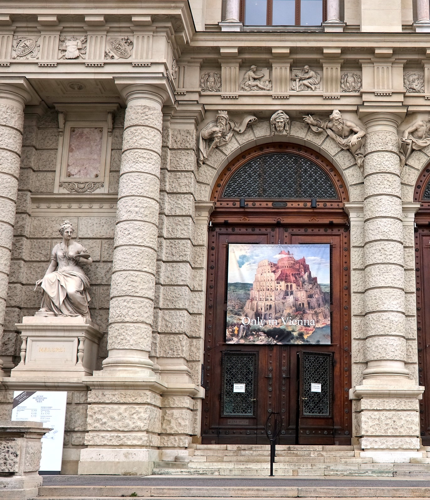 Doors leading to Kunsthistorisches Museum Wien