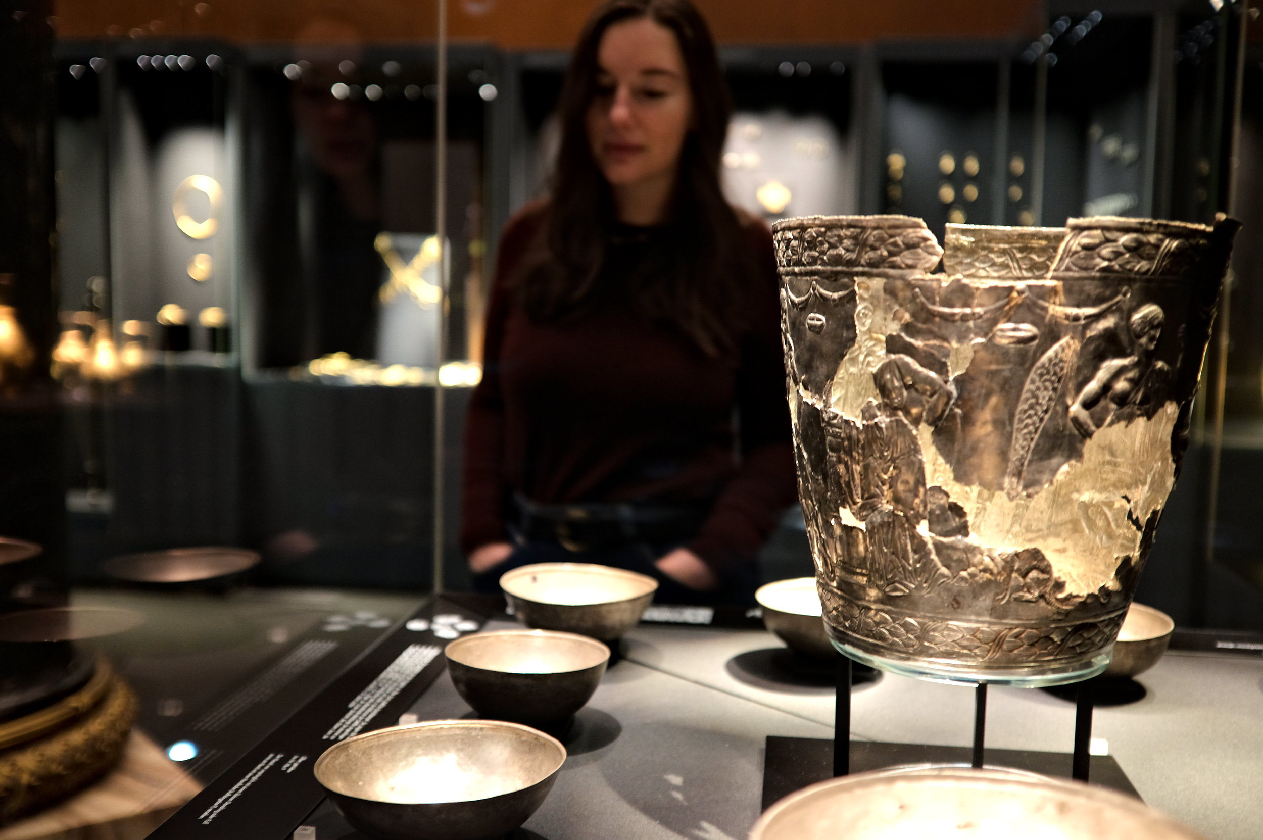 Alyssa gazes at a collection of antiquities at Kunsthistorisches Museum Wien