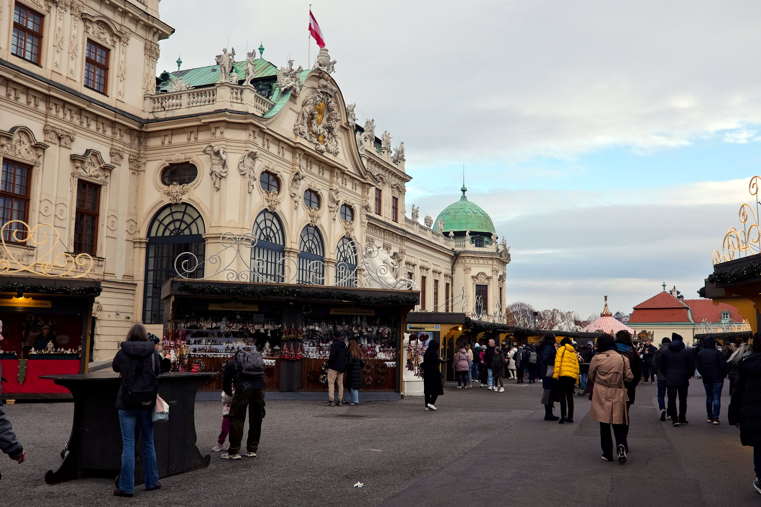 A crowd at the Vienna Christmas Market at Belvedere