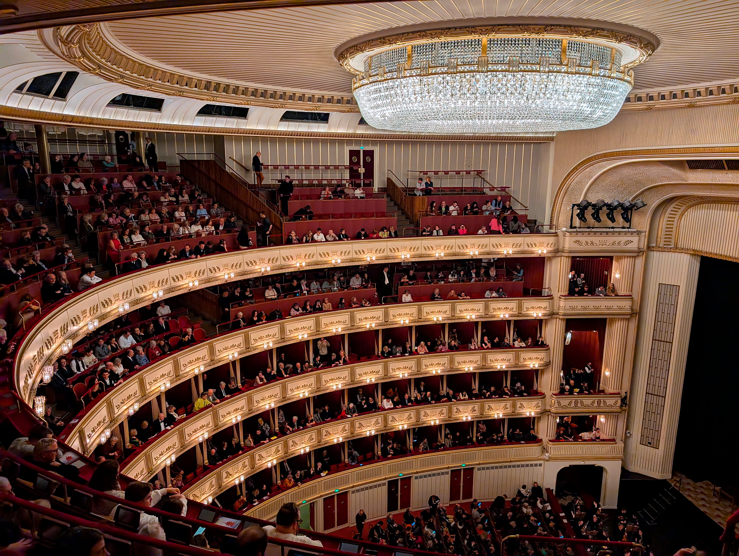 Patrons at the Wiener Staatsoper