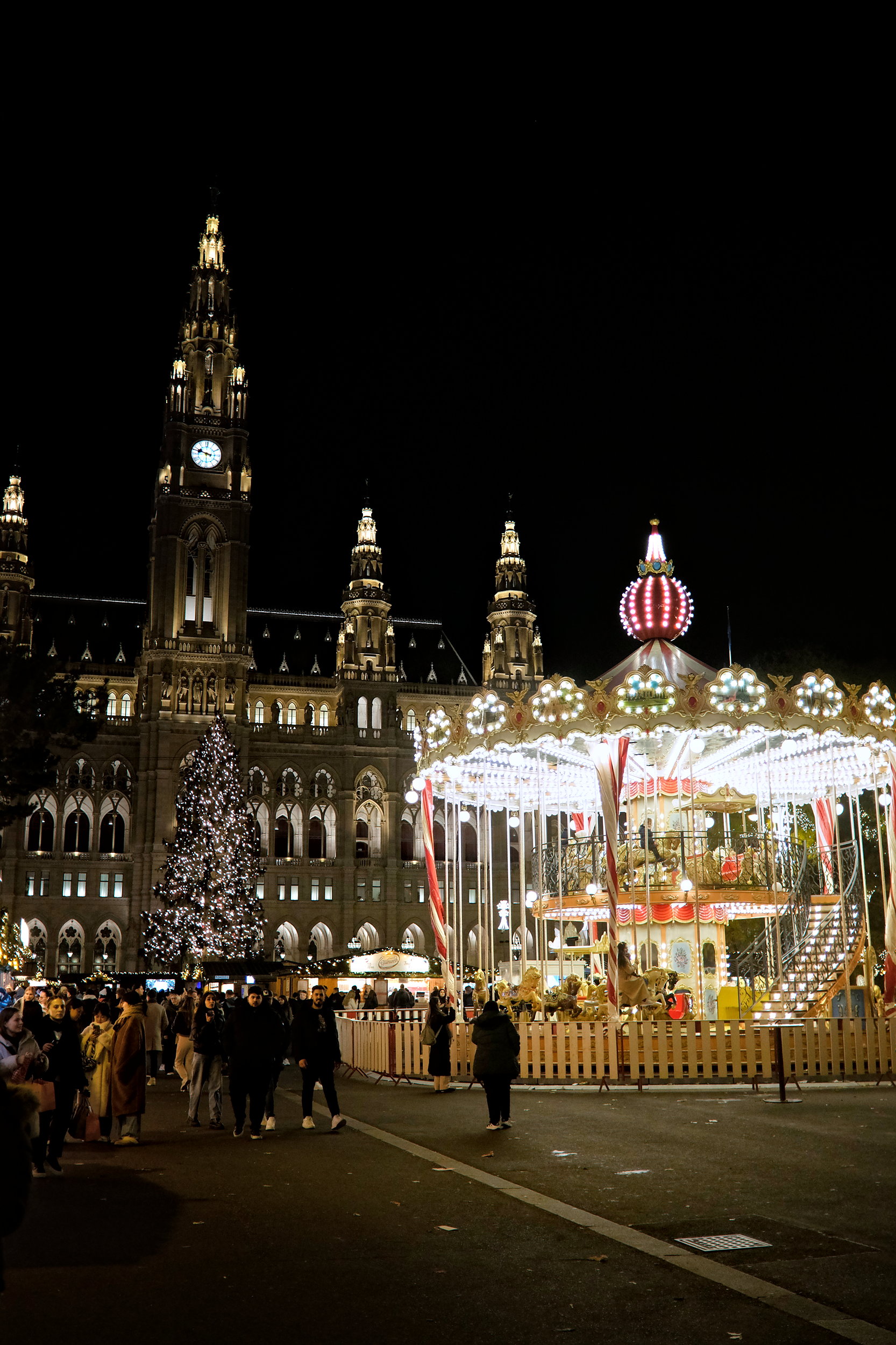 A crowd of people at the carousel at Wiener Christkindlmarkt 