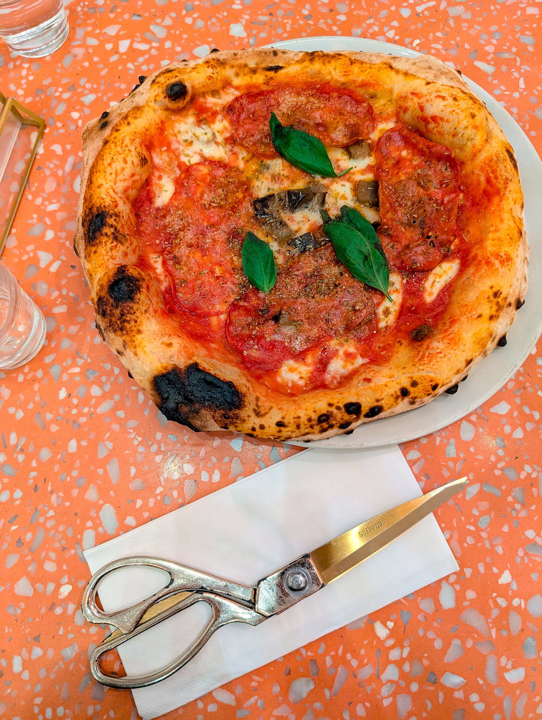 A pizza and shears at Wolke