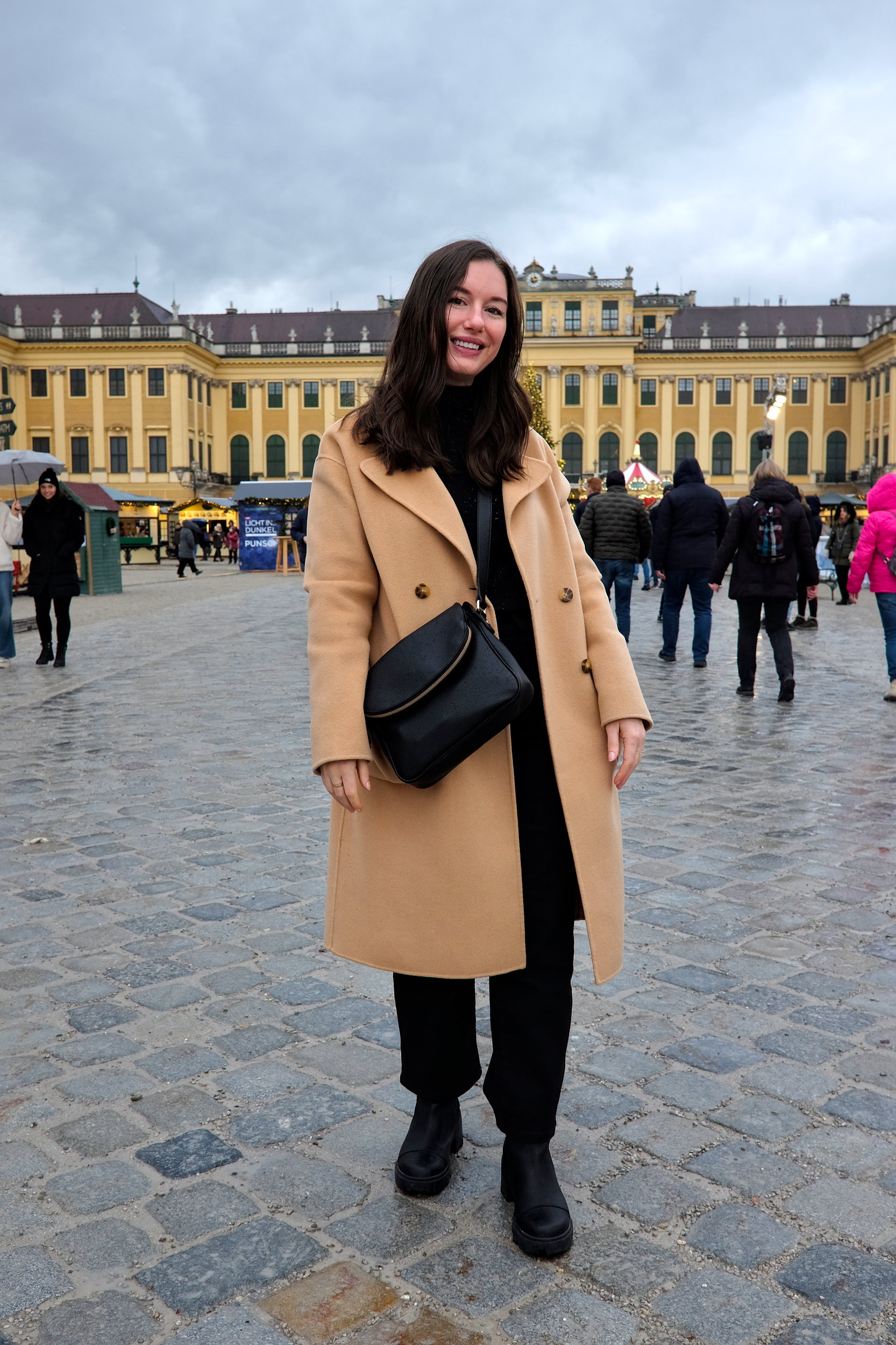 Alyssa in front of Schönbrunn Palace