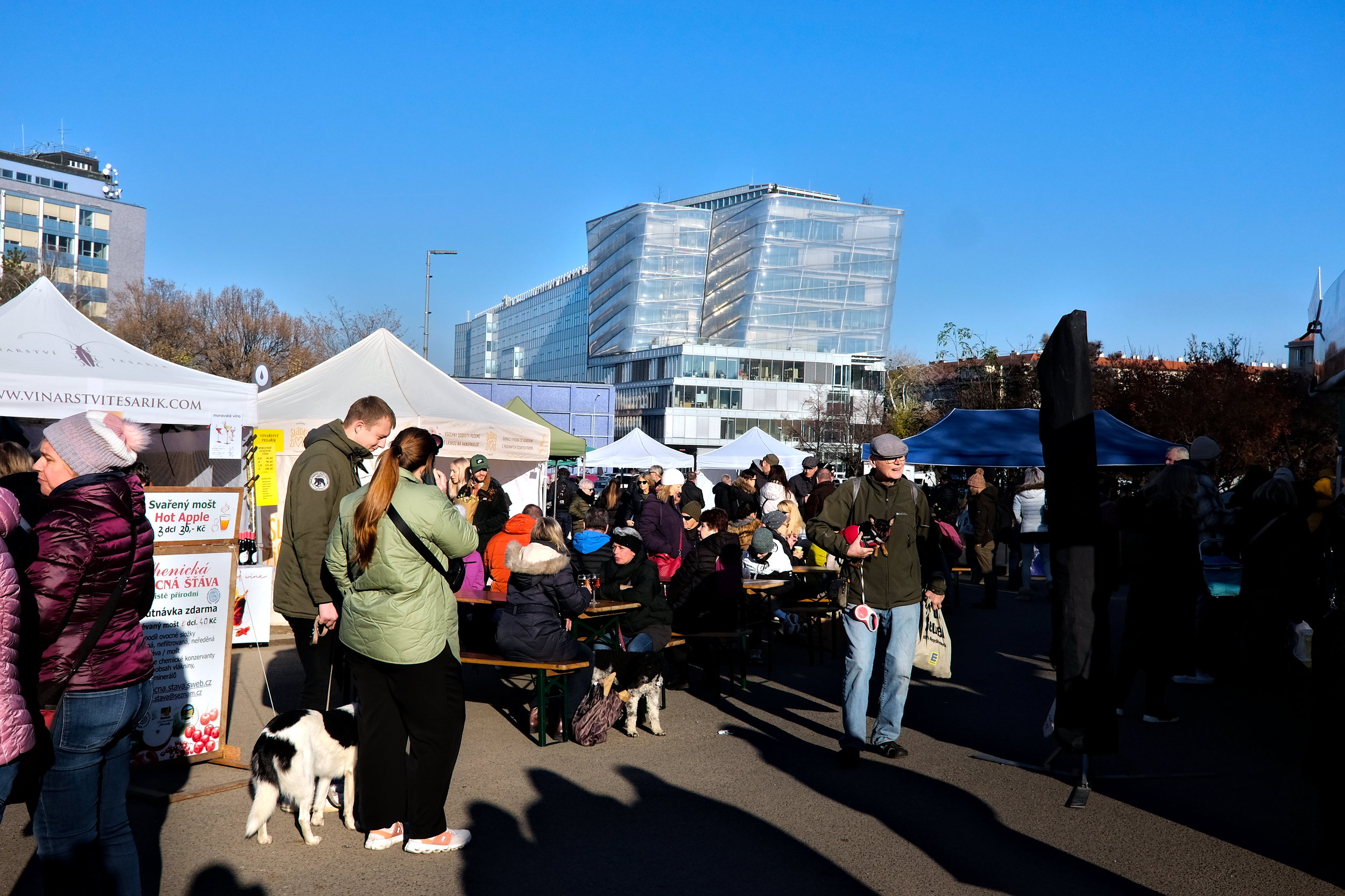 A crowd at the Kulaťák Street Market