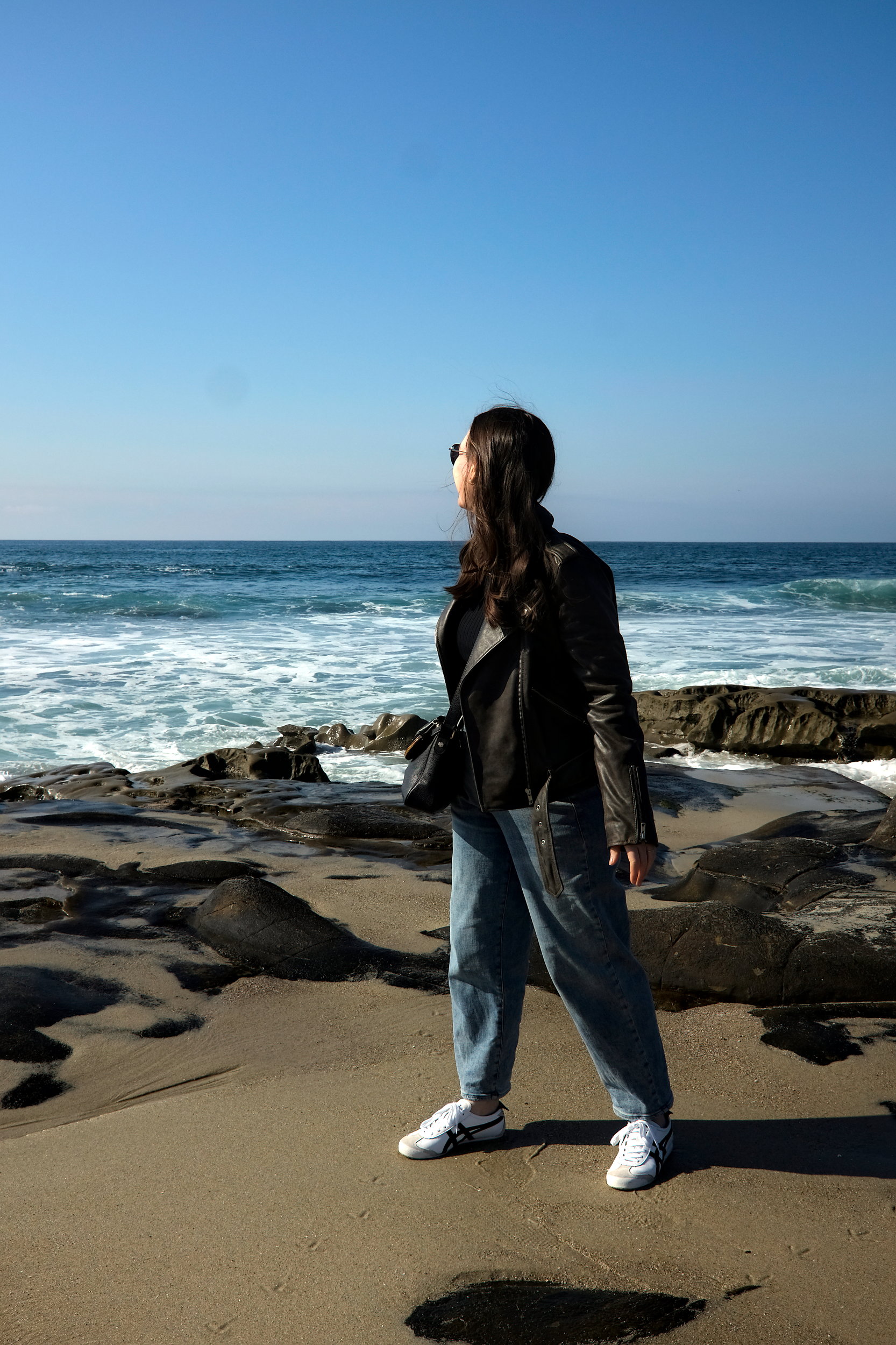 Alyssa in front of the beach in La Jolla