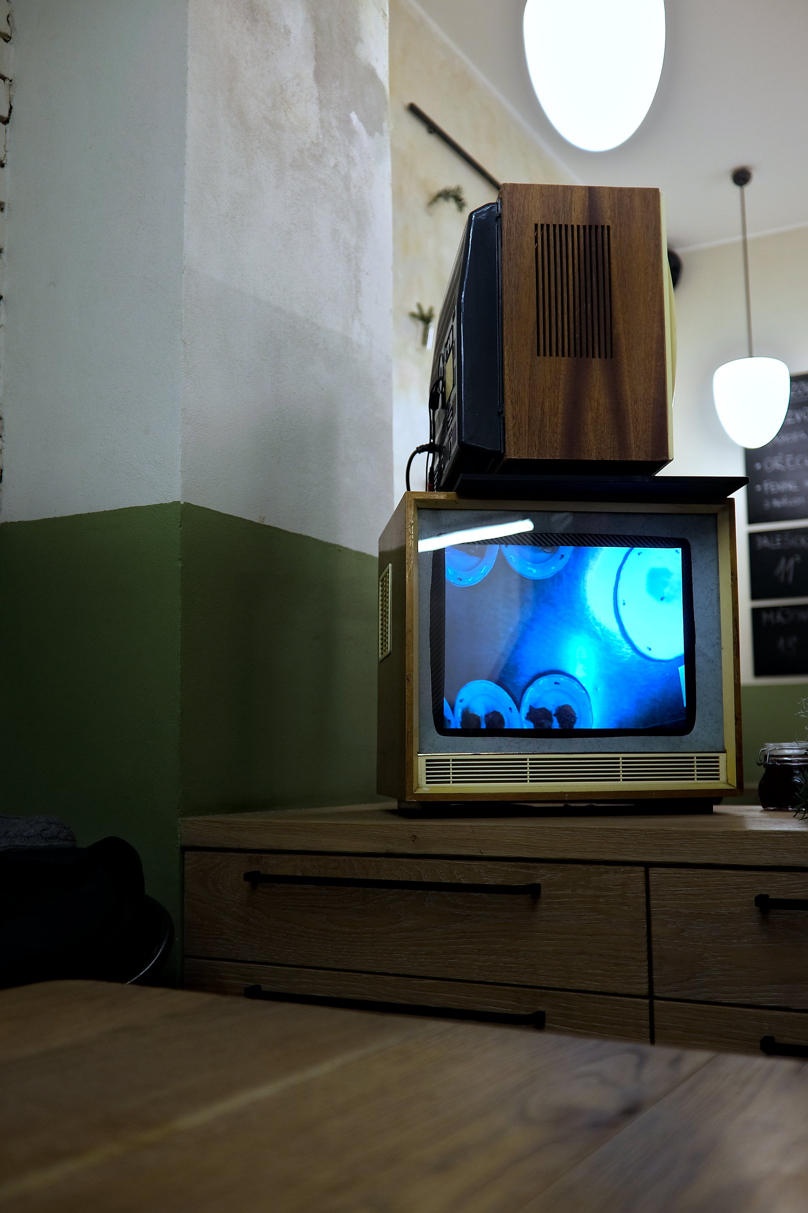 A TV showing food in the kitchen at Výčep