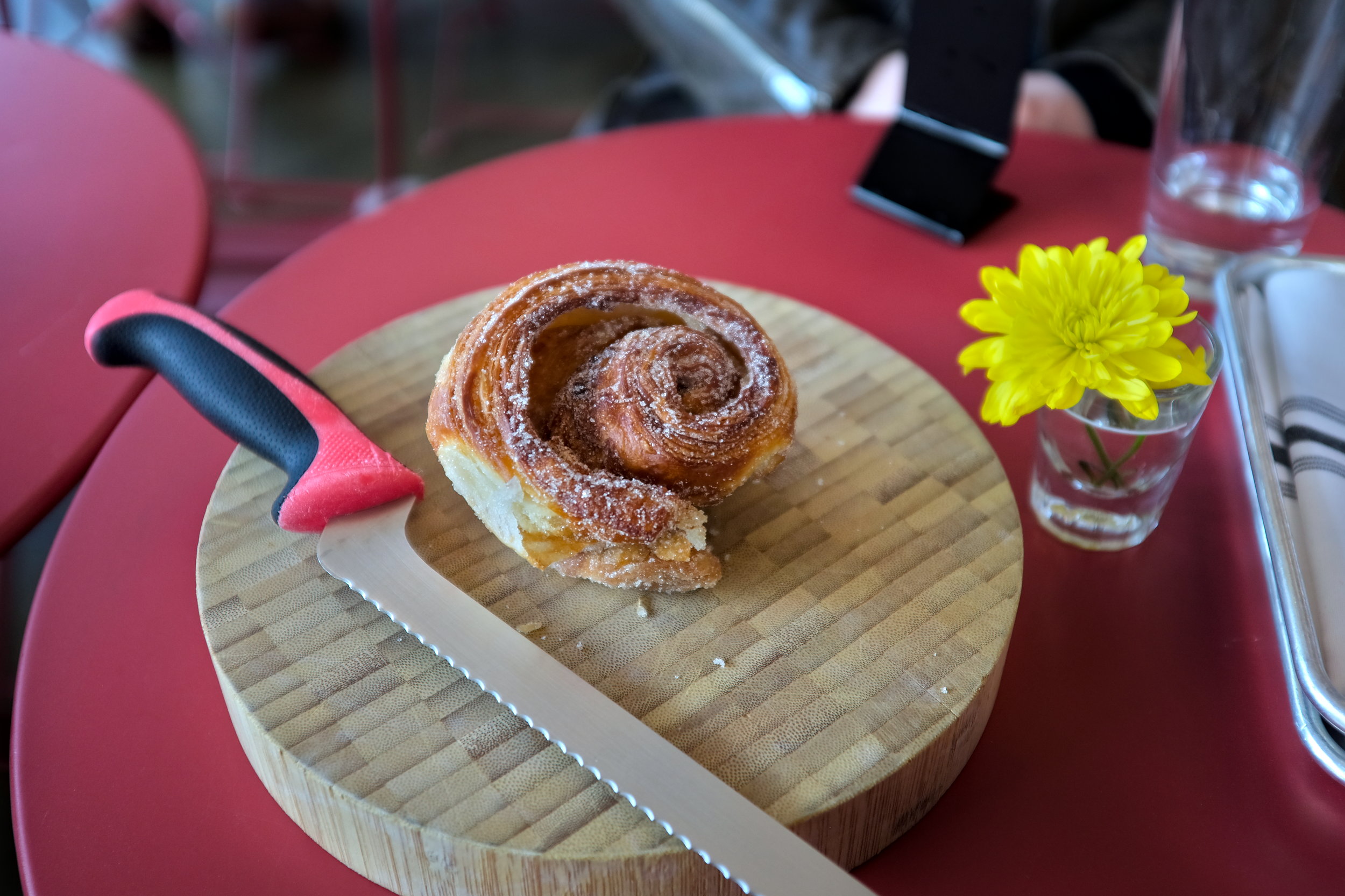 A morning bun from IZOLA with a bread knife